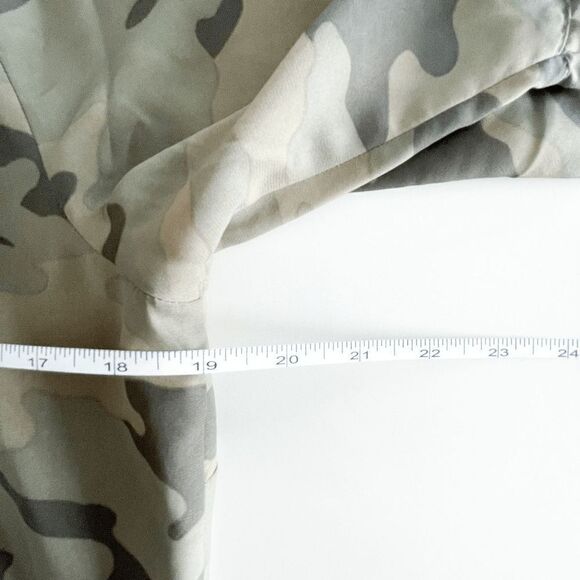 Banana Republic Women's Blouse Camo Long Bell Sleeves Top Green Size Small - Picture 7 of 8